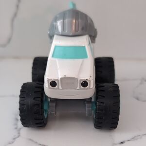 Blaze And The Monster Machines Knight Truck 1:64 Scale